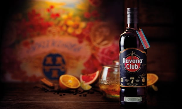 havana club 7 Years Old μπουκαλι με στημενα πορτοκαλια και μανταρινια πανω σε ενα ξυλινο τραπεζι